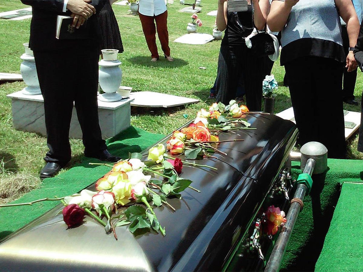 Foto: Una influencer se hace una sesión de fotos en el funeral de su padre y le llueven las críticas (Rhodi Lopez para Unsplash)