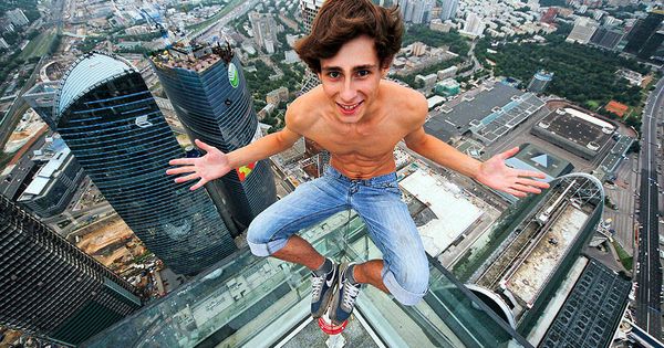 Foto: Alexander Remnev se sienta al borde de lo alto de un rascacielos en Rusia. (Foto: Alexander Remnev/Livejournal)