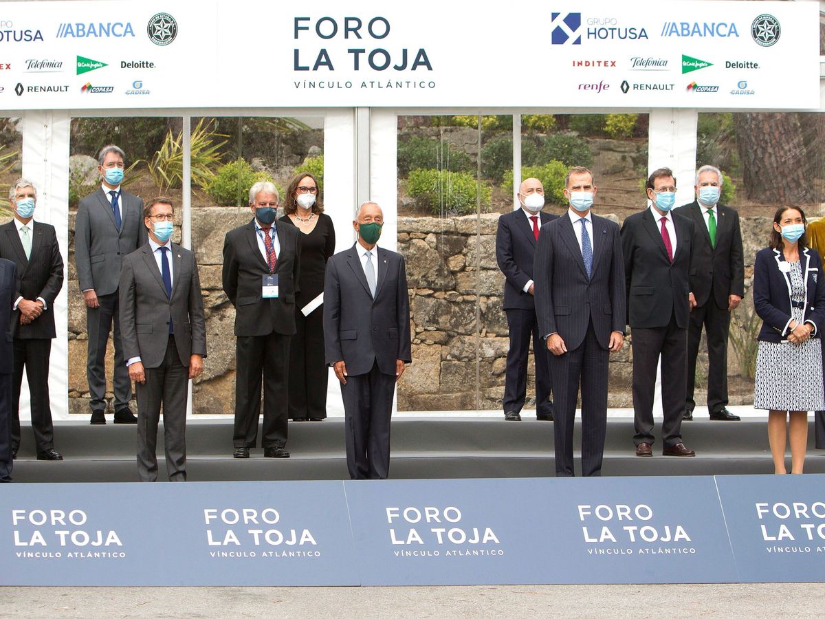 Foto: El rey Felipe VI y el presidente de Portugal, Marcelo Rebelo de Sousa posan en la foto de familia junto a los asistentes al II Foro La Toja-Vínculo Atlántico. (EFE)