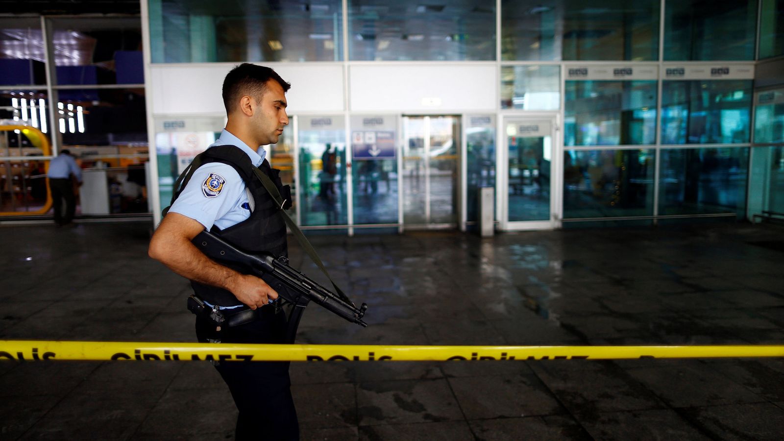 Foto: Un policía patrulla el lugar del atentado en el aeropuerto Atatürk, el 29 de junio de 2016 (Reuters)