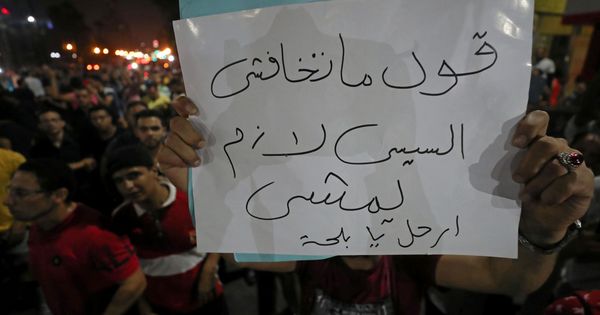 Foto: Un manifestante en El Cairo. El cartel dice: "No tengáis miedo, decid: Sisi debe irse". (Reuters)