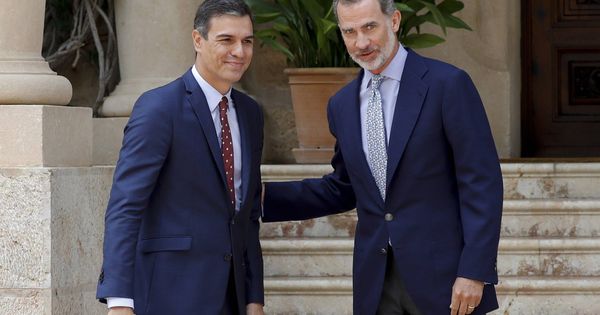 Foto: El rey Felipe VI y el presidente del Gobierno en funciones, Pedro Sánchez, en la entrada del Palacio de Marivent. (EFE)