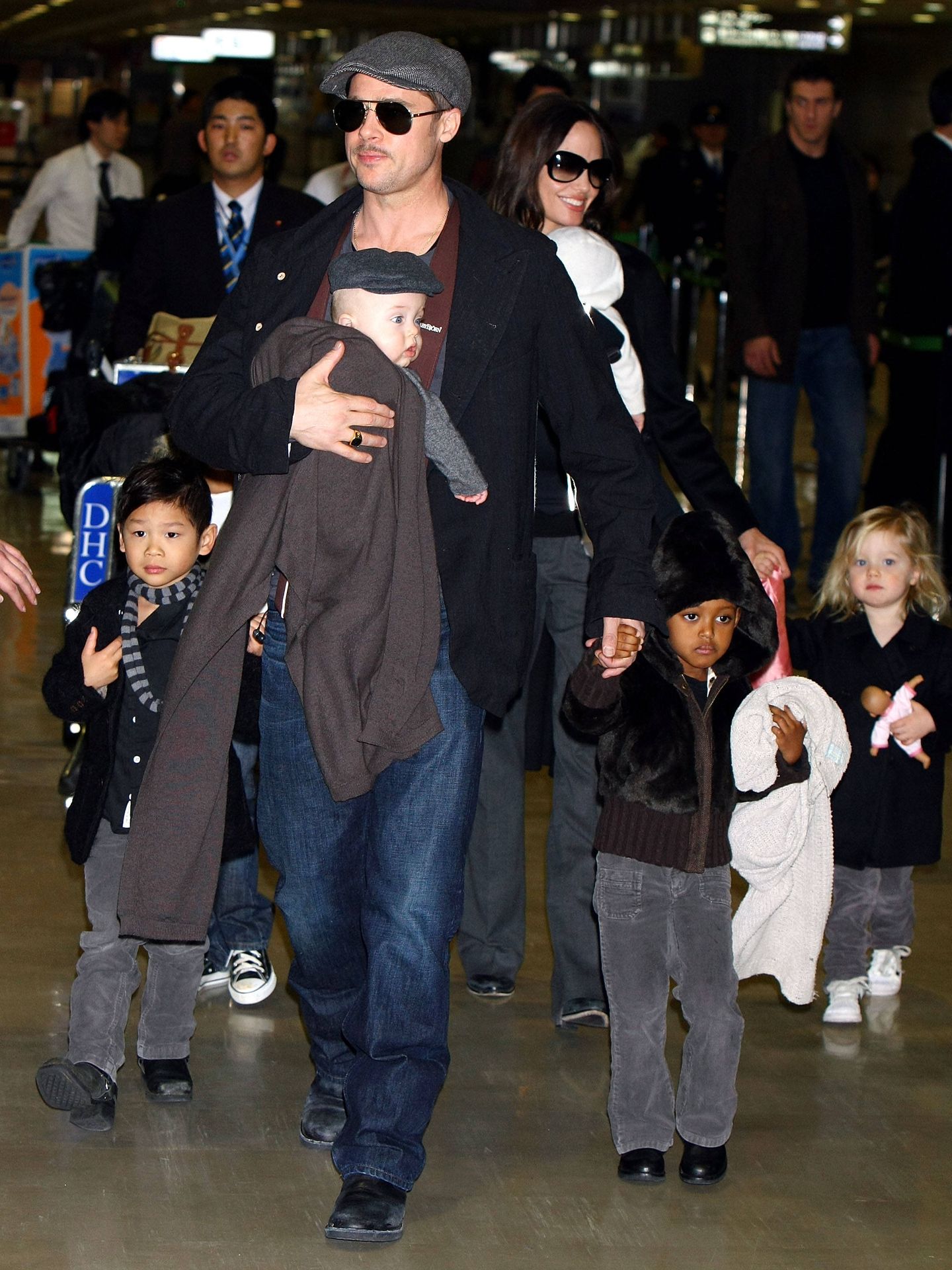 Angelina Jolie y Brad, con sus hijos en 2009. (Getty)
