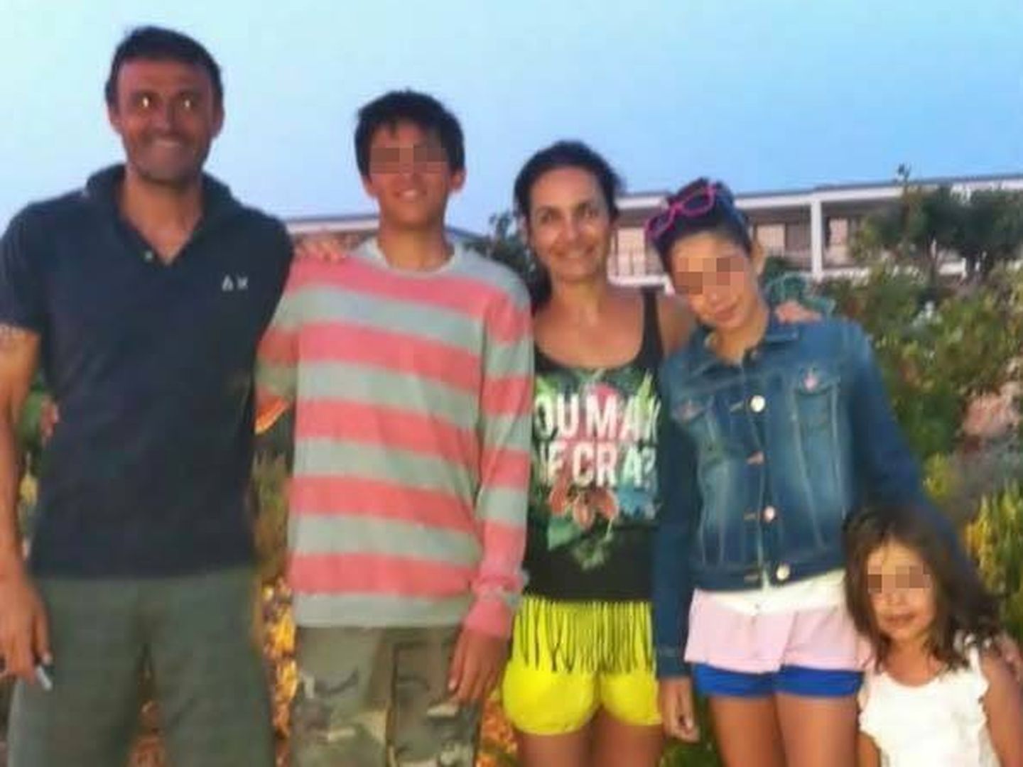 Luis Enrique y Elena Cullell junto a sus tres hijos
