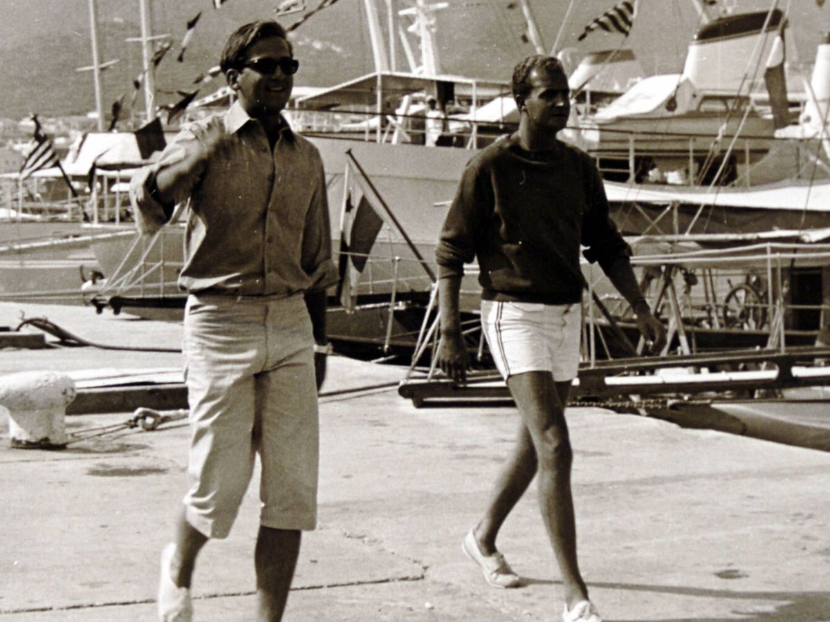 Foto: Don Juan Carlos y Constantino, navegando en Palma en los años 60. (Gtres)