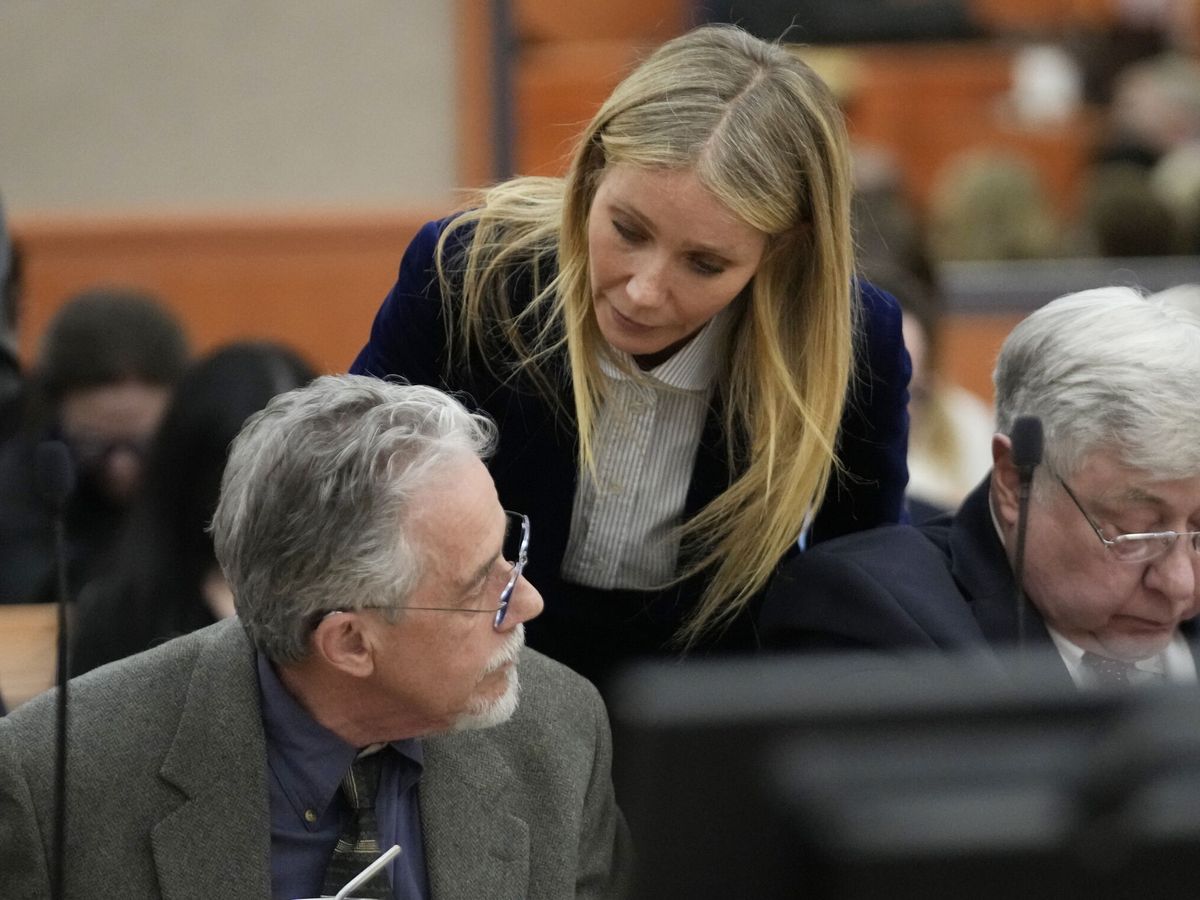 Foto: Gwyneth Paltrow habla con su demandante, Terry Sanderson. (EFE/Rick Bowmer)