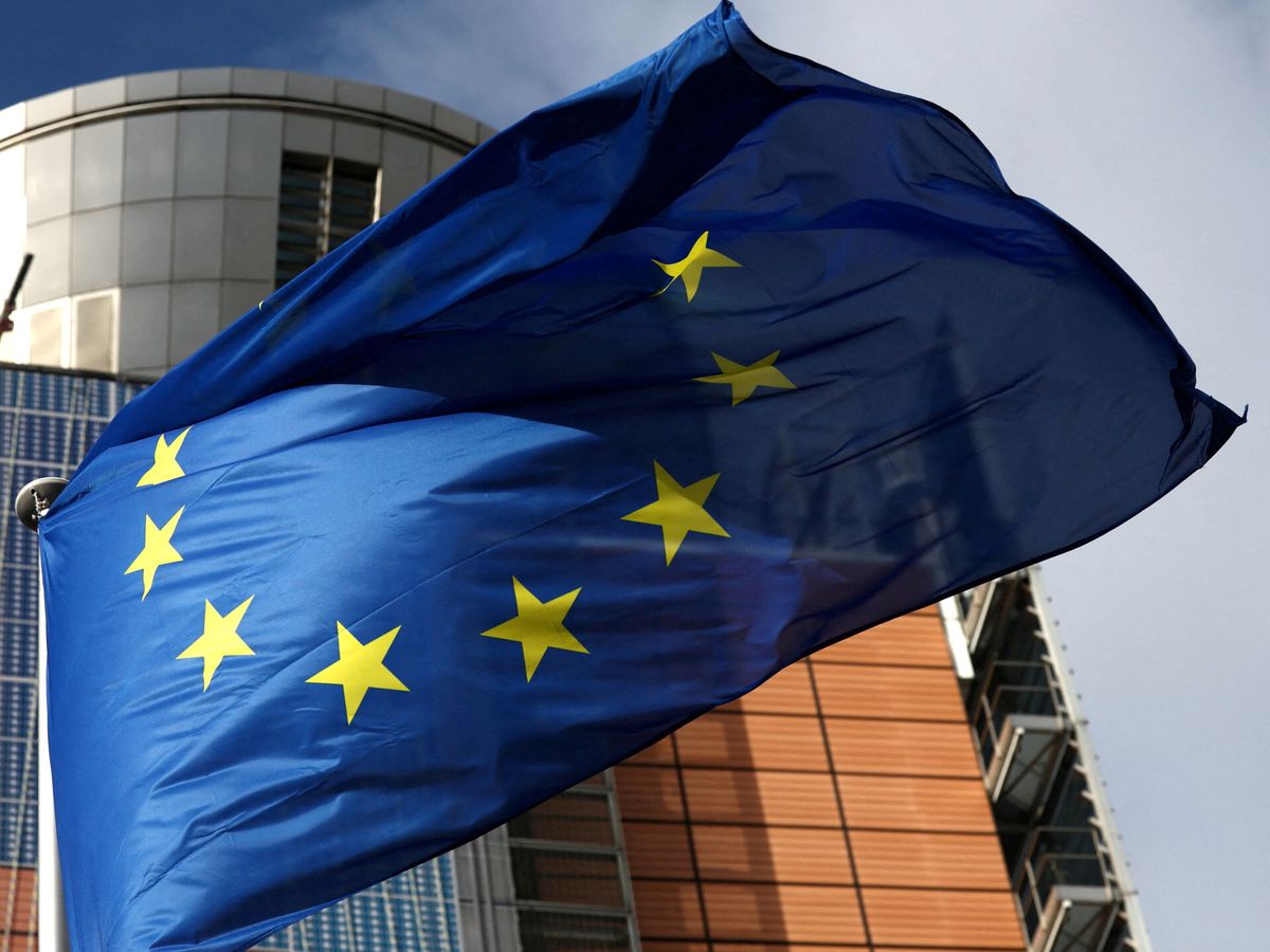 Foto: Una bandera de la Unión Europea ondea en la sede de la Comisión Europea en Bruselas. (Reuters/Yves Herman)
