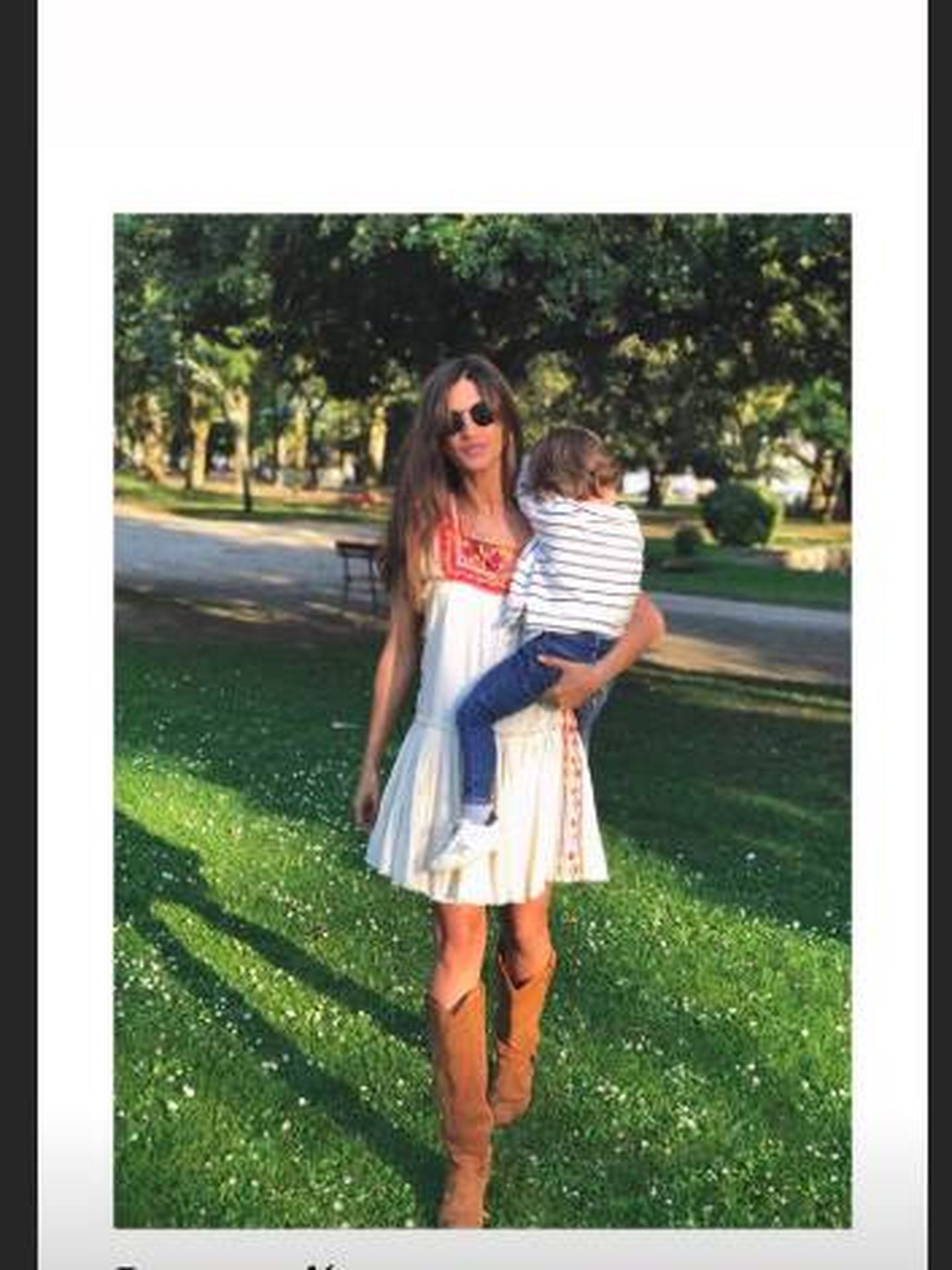 Sara Carbonero, con uno de sus hijos en brazos, luciendo el vestido en cuestión.  (Instagram)