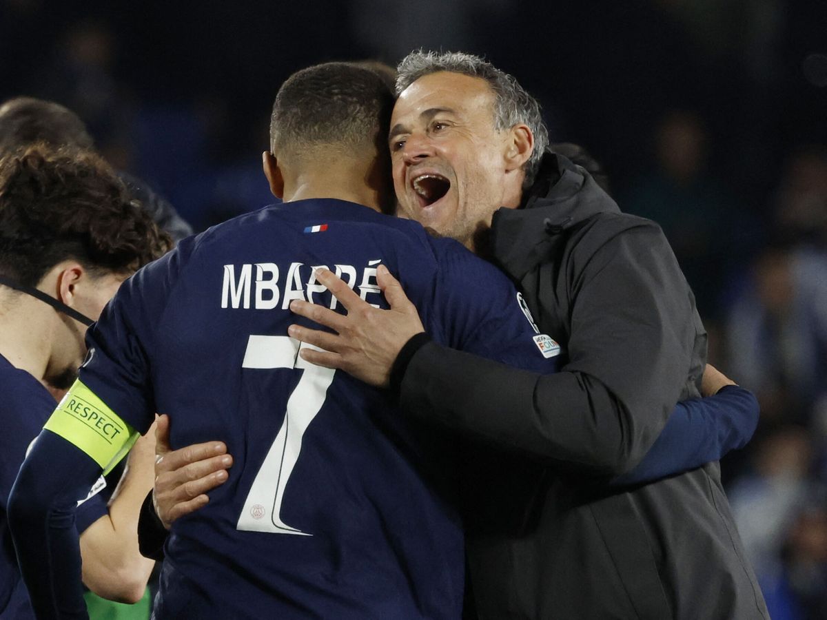Foto: Mbappé y Luis Enrique se abrazan en San Sebastián. (Reuters/Vincent West)