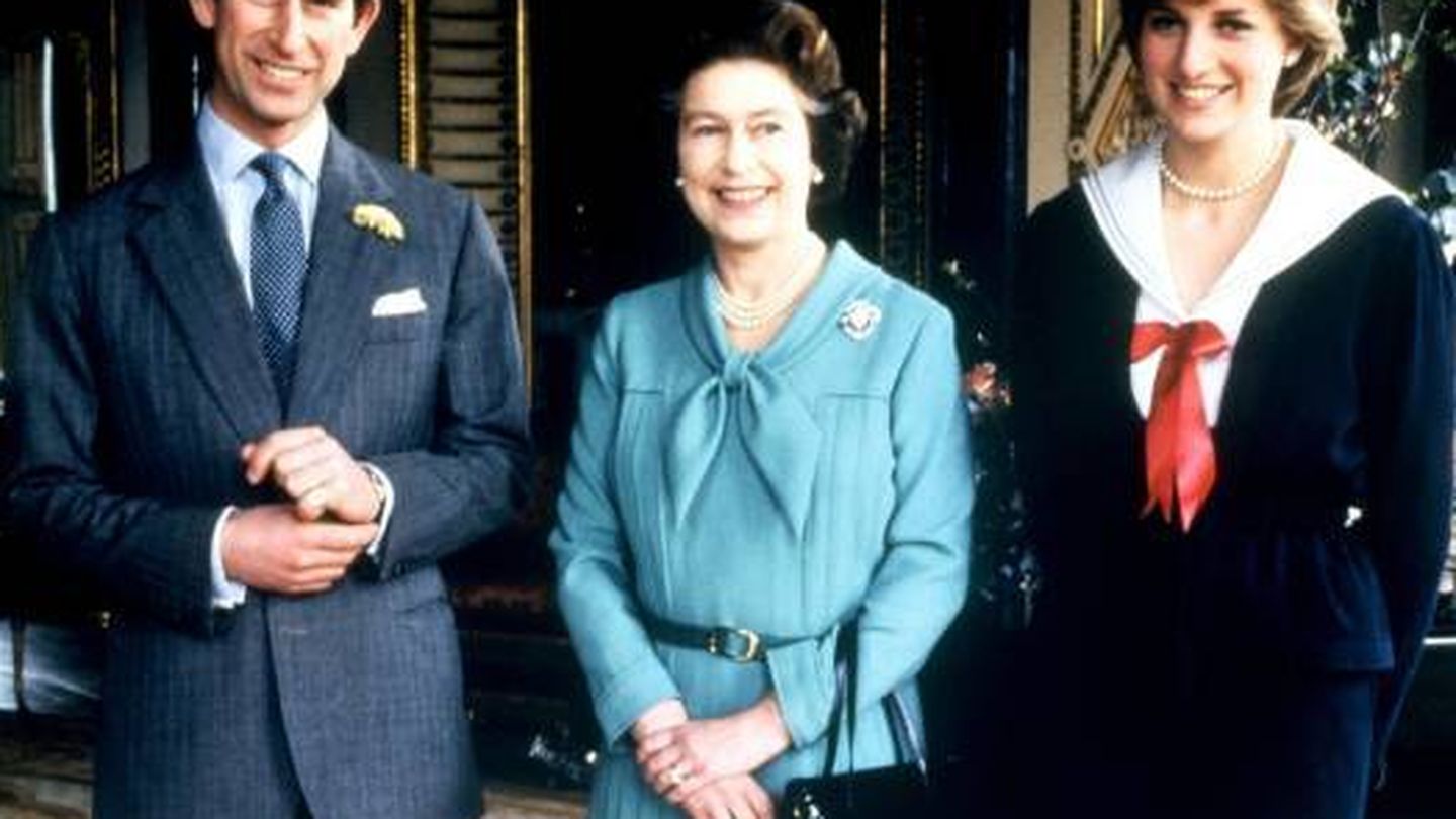 Carlos y Diana, junto a Isabel II. (Cordon Press)