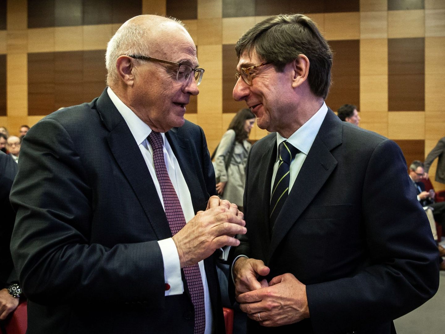 El presidente de Bankia, José Ignacio Goirigolzarri (d), y el presidente de Banco Sabadell, Josep Oliu. (EFE)