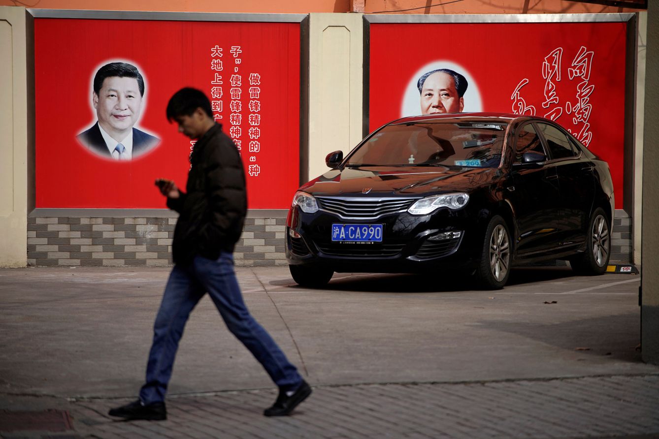 Murales con las fotos de Xi Jinping y Mao Zedong en una calle de Shanghai, el 26 de febrero de 2016. (Reuters)