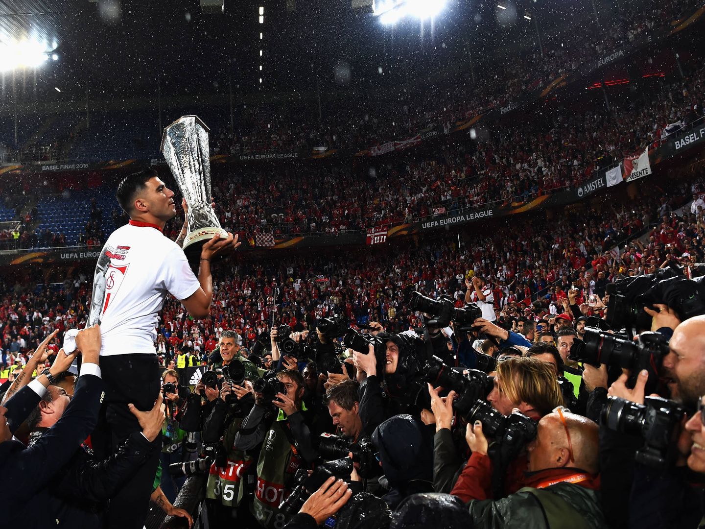 Reyes, levantando la copa de la Europa League en 2016. (Getty)