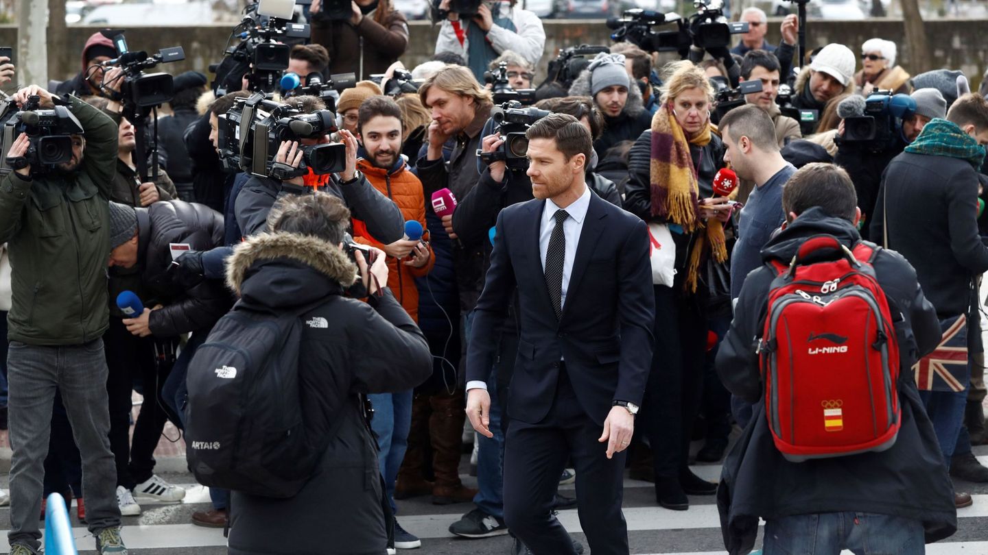 Xabi Alonso, a la salida de la Audiencia Provincial de Madrid. (EFE/Emilio Naranjo)