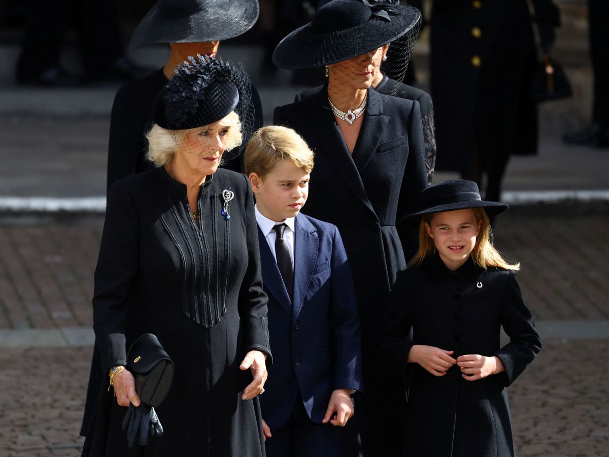 Foto: Las joyas lucidas por los miembros de la familia real con historia. (Reuters/Pool/Hannah McKay)