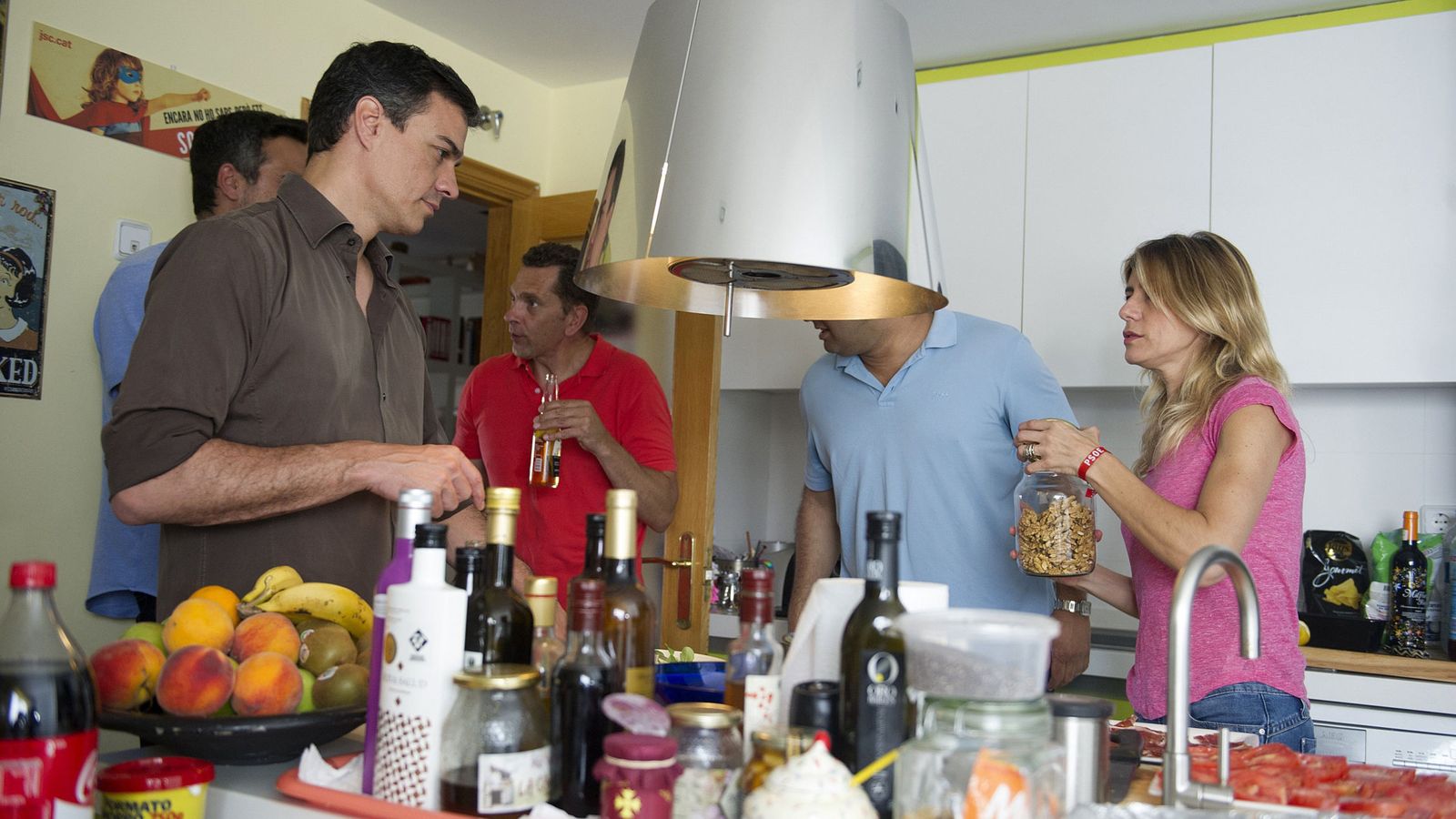 Foto: Pedro Sánchez y su mujer, Begoña Gómez, en una comida con amigos en casa durante la jornada de reflexión. (EFE / Borja Puig de la Bellacasa)