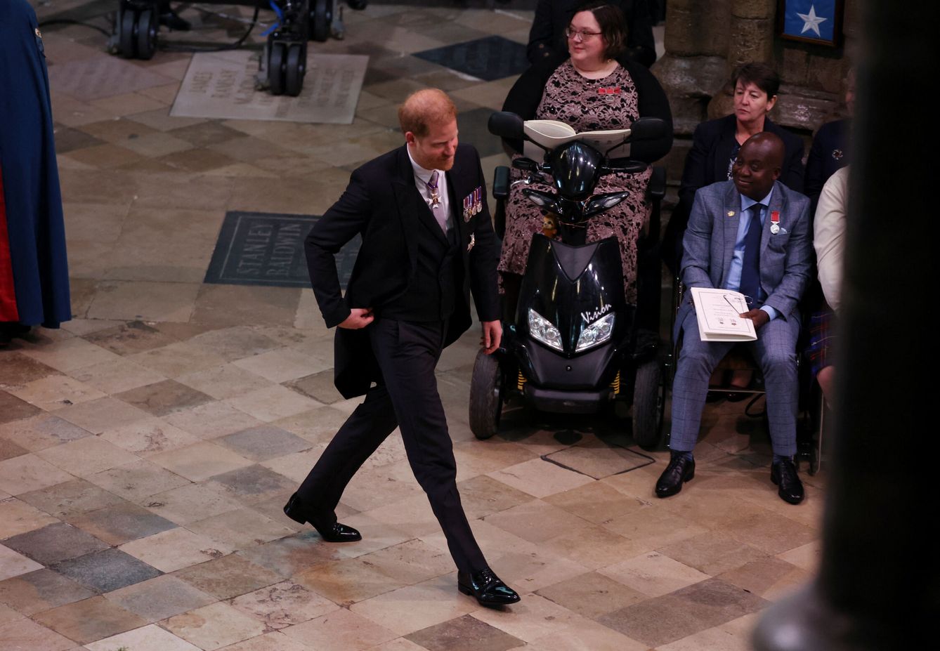 El príncipe, desfilando solo por el pasillo central de Westminster. (Reuters)