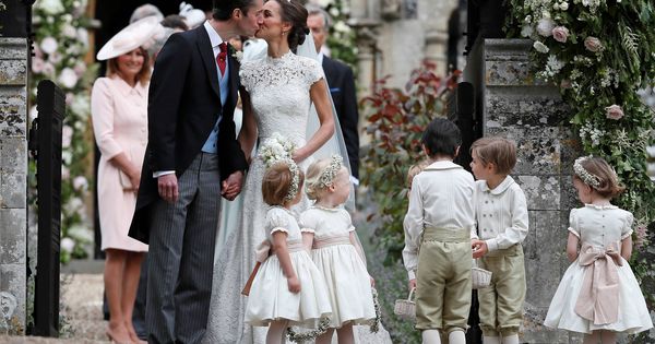 Foto: Pippa Middleton y James Matthews a la salida de la iglesia. (Reuters)