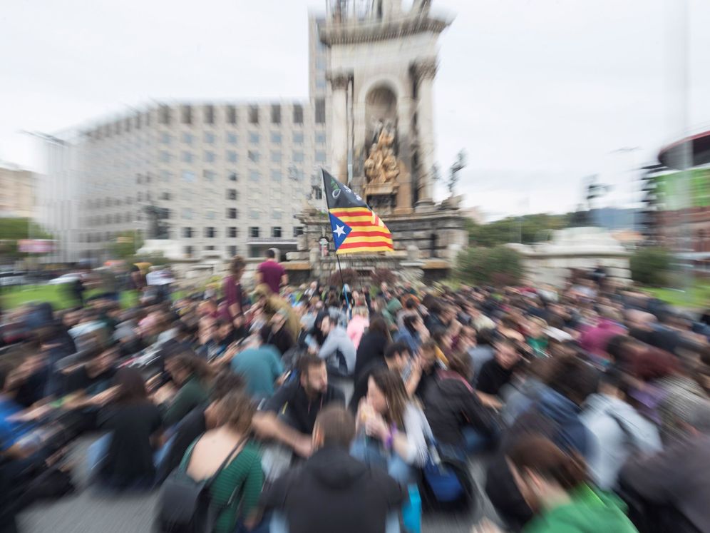 Foto: Un grupo de manifestantes realiza una sentada en la Plaza de España de Barcelona. (EFE)