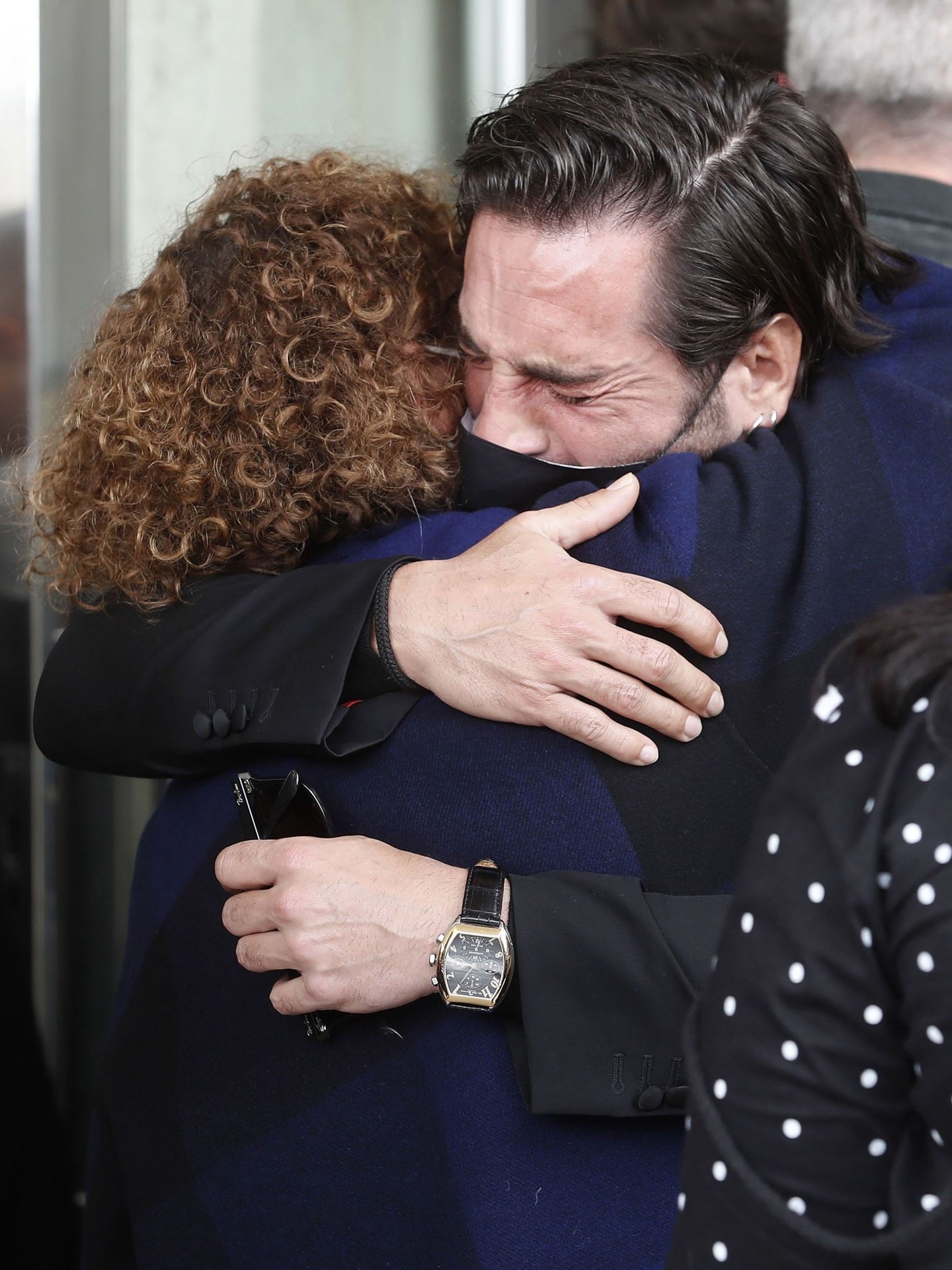 La madre del cantante Álex Casademunt, Rosa González, se abraza emocionada a David Bustamante. (EFE)