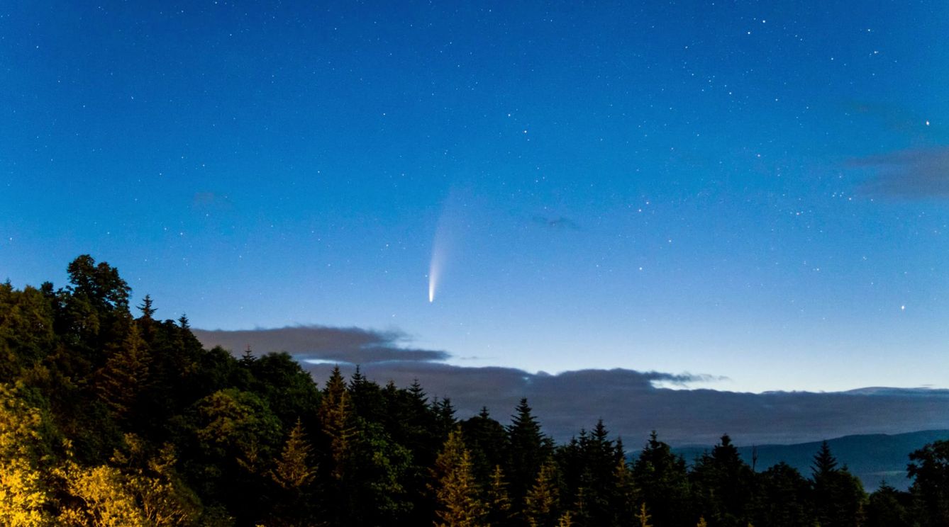 El cometa NEOWISE atravesando el cielo de Nayoro, Hokkaido, en Japón. (Retuers)