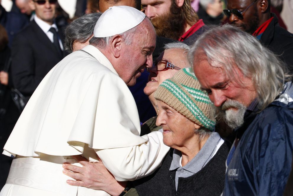 El Papa bendice a unos indigentes en el Vaticano el día de su 78º cumpleaños