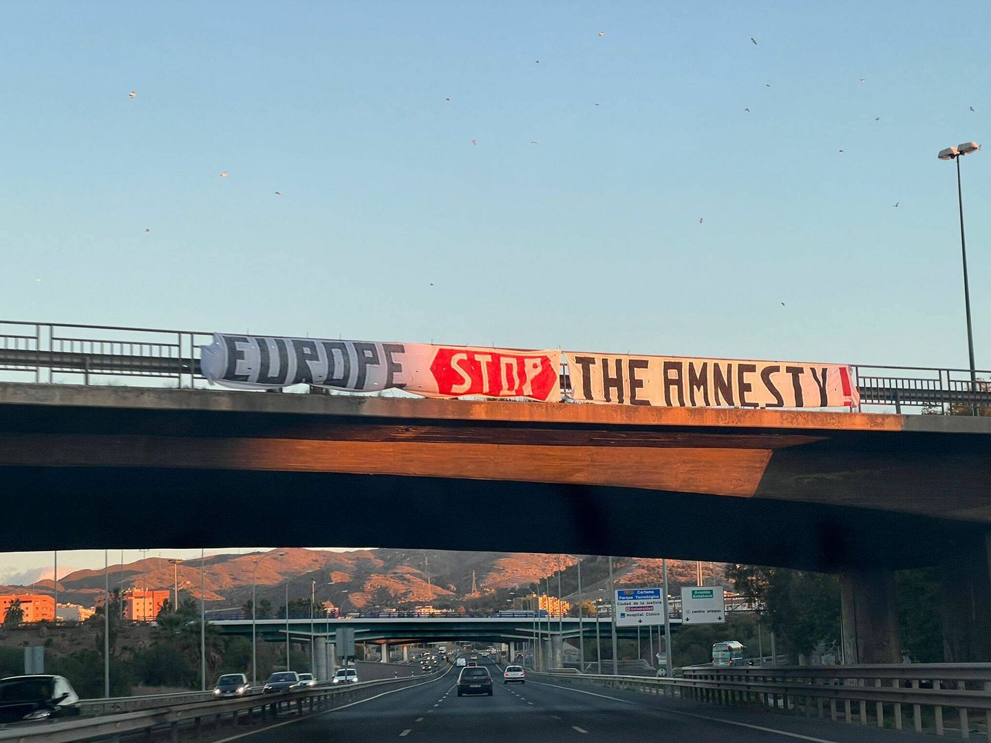 Pancartas en los puentes de la carretera que se dirige al lugar del encuentro entre los socialistas europeos.