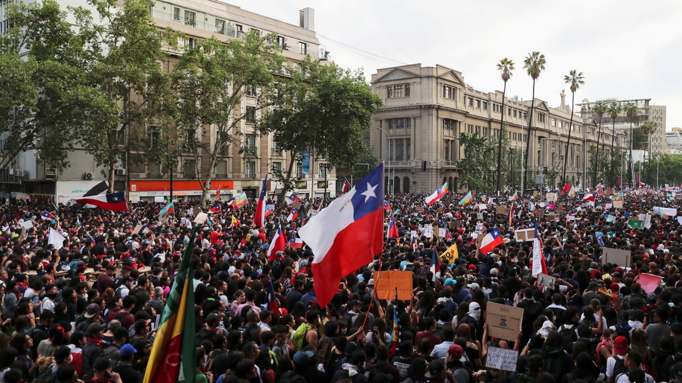 Foto: Más de 1,2 millones de personas salieron de nuevo a la calle este viernes en Santiago. (Reuters)