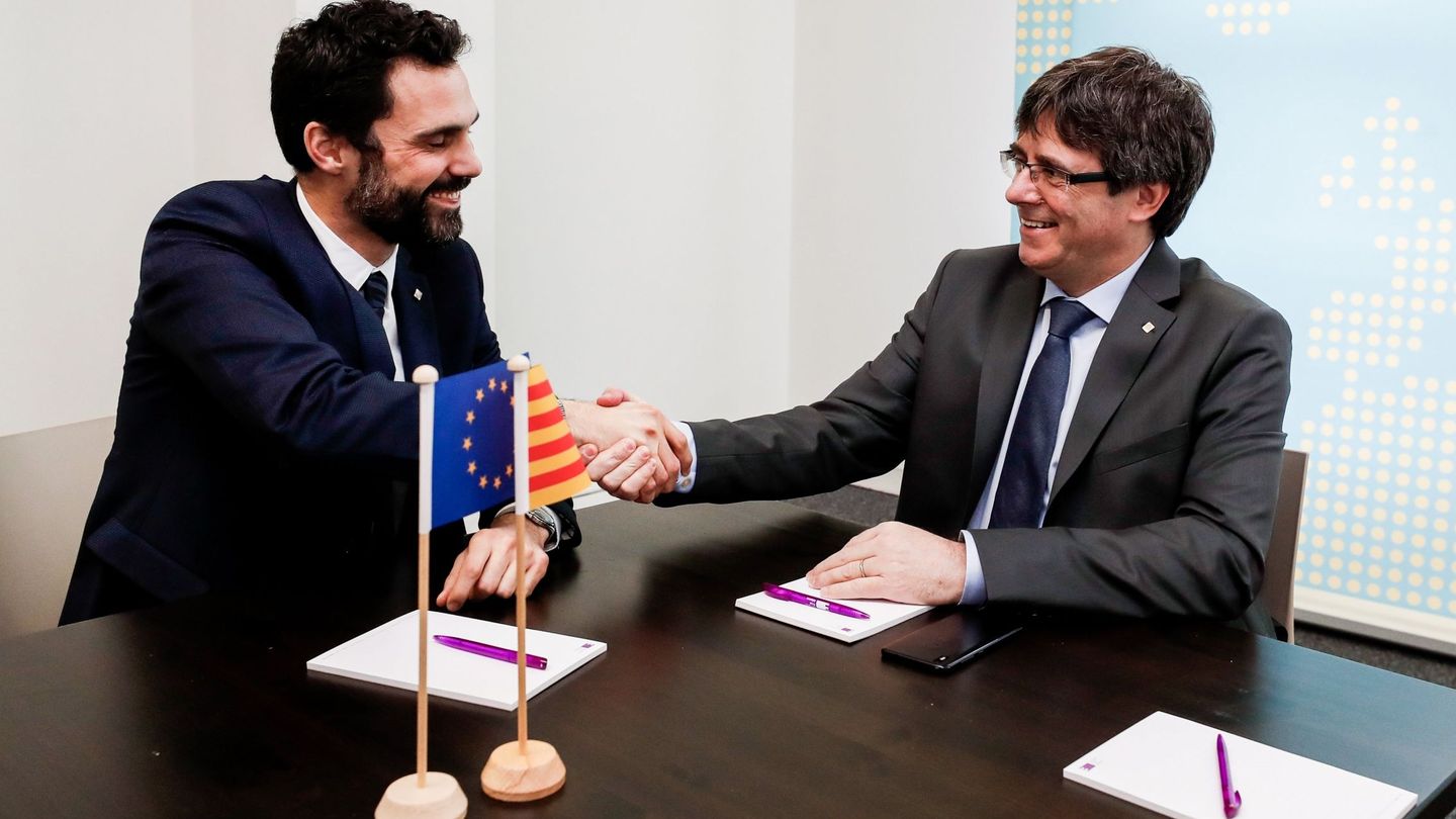 El expresidente de la Generalitat, Carles Puigdemont, y el presidente del Parlament, Roger Torrent. (EFE)