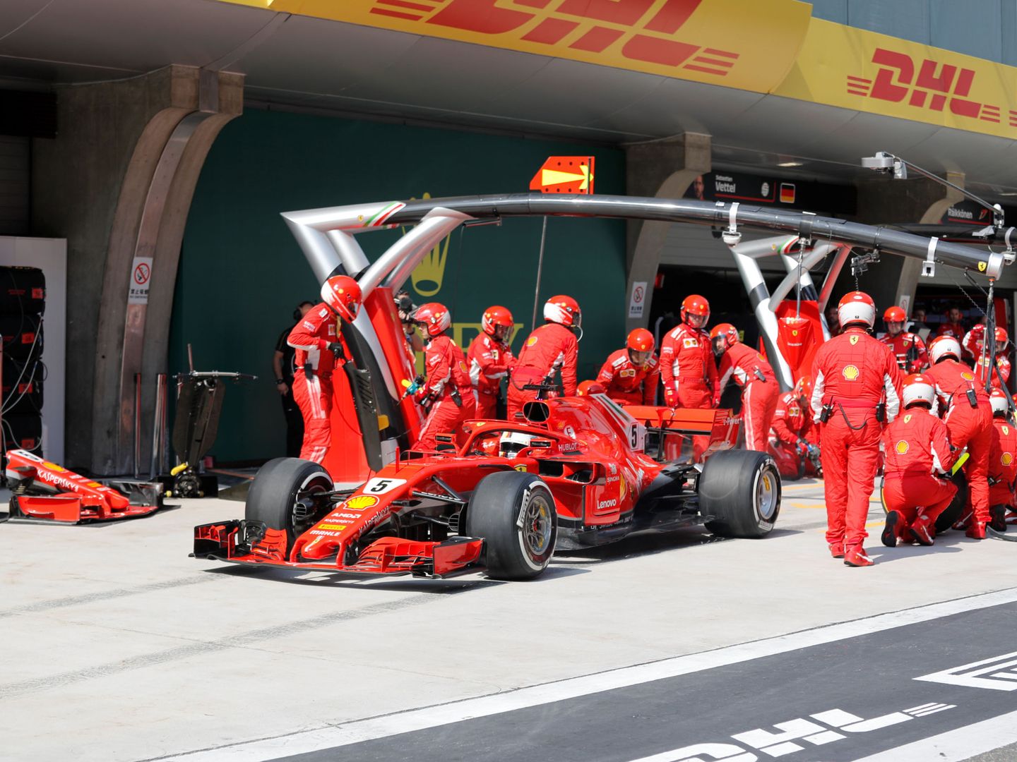 El equipo en pleno de Ferrari en el Gran Premio de China. (Reuters)