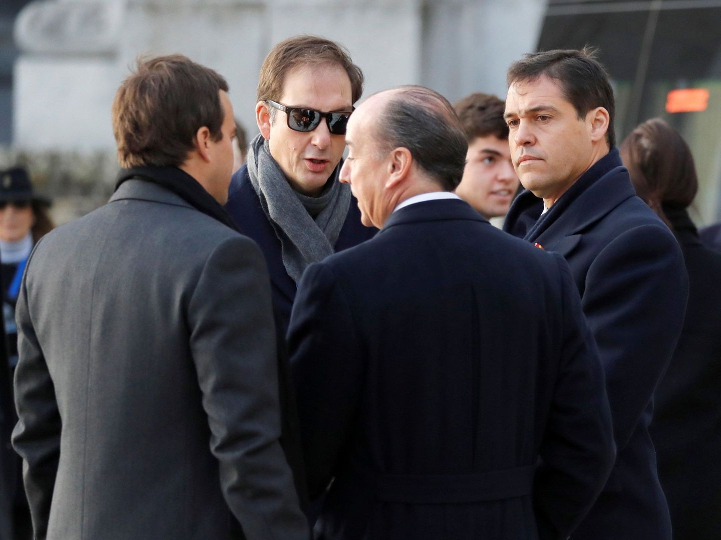 El bisnieto de Franco, Luis Alfonso de Borbón Martínez-Bordiú, conversa con otros familiares a su llegada al Valle de los Caídos. (EFE)