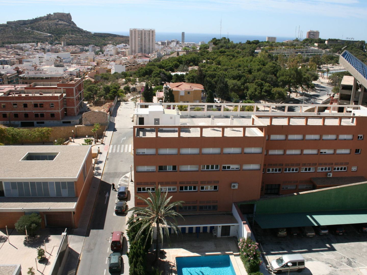 El complejo de la Casa Sacerdotal, junto al obispado de Alicante, que incluye residencia para sacerdotes, geriátrico, piscina o capilla. 