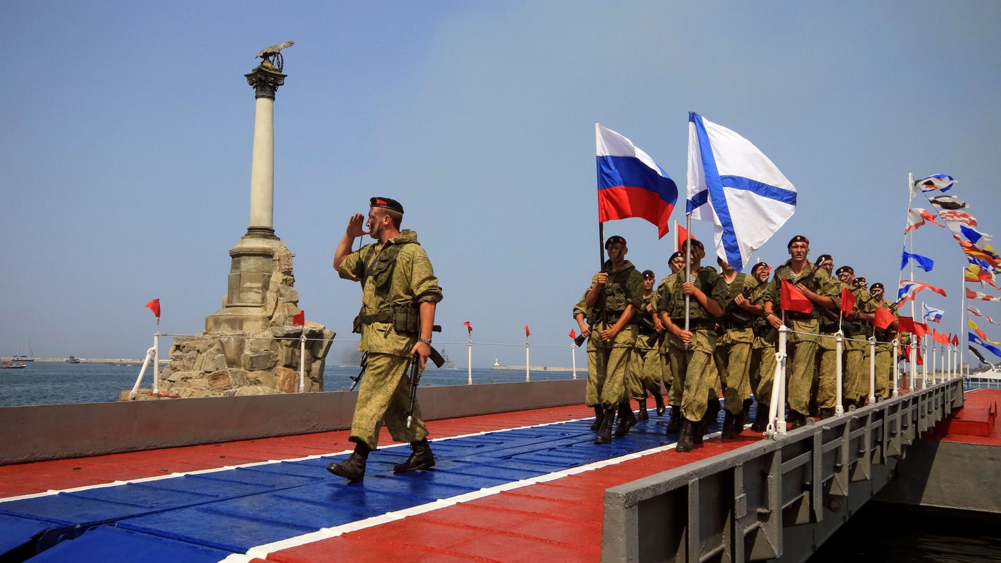 Marines rusos durante una ceremonia en la base de Sevastopol, Crimea. (Reuters)