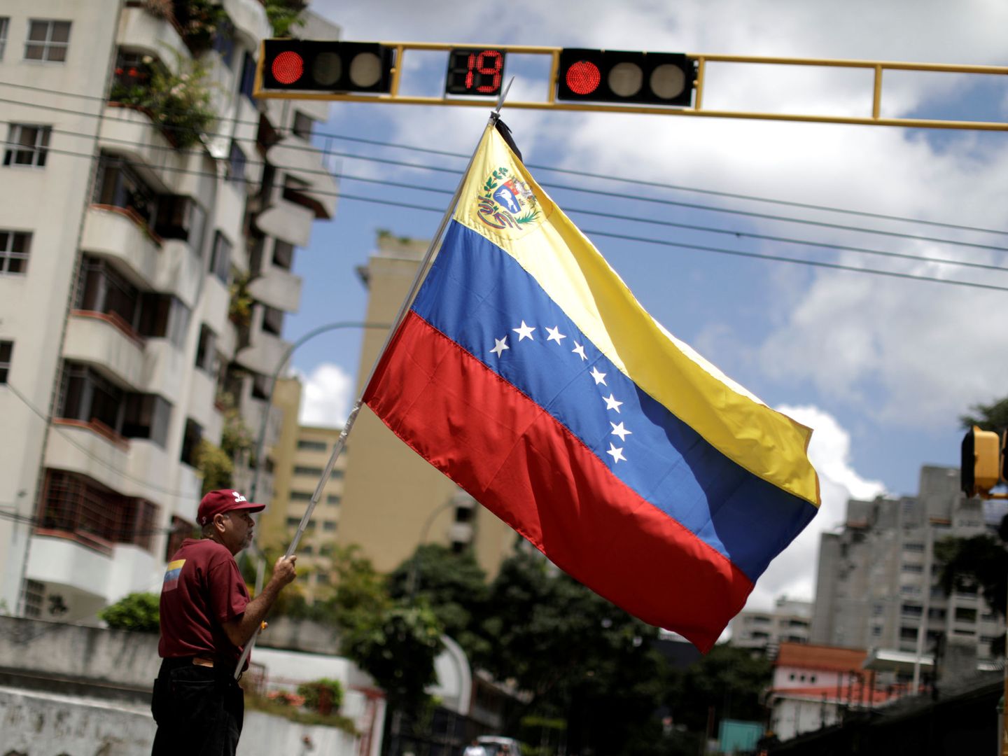 Un hombre con una bandera venezolana durante un acto de protesta contra el Gobierno, el 29 de mayo de 2017. (Reuters)