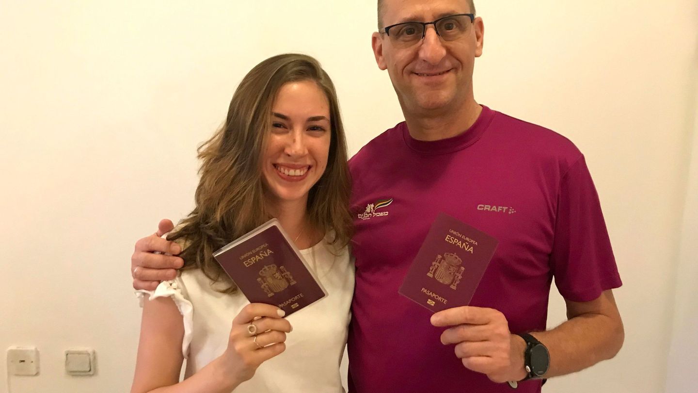 David Sarnow, mexicano, israelí y ahora español, junto a su hija Noa, ambos con pasaporte por vía sefardí. (EFE)