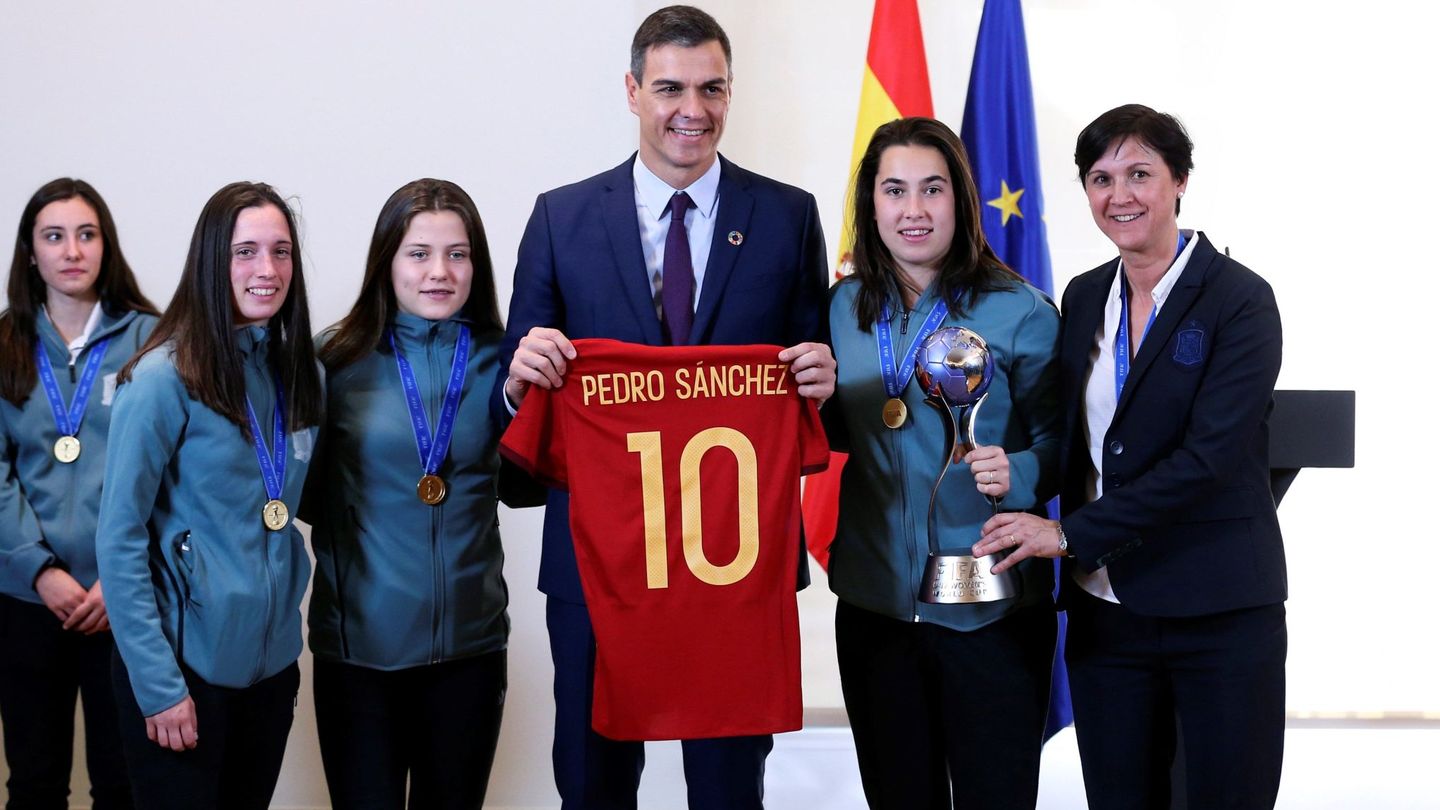Con la selección española femenina de fútbol sub-17, campeona del mundo. (EFE)