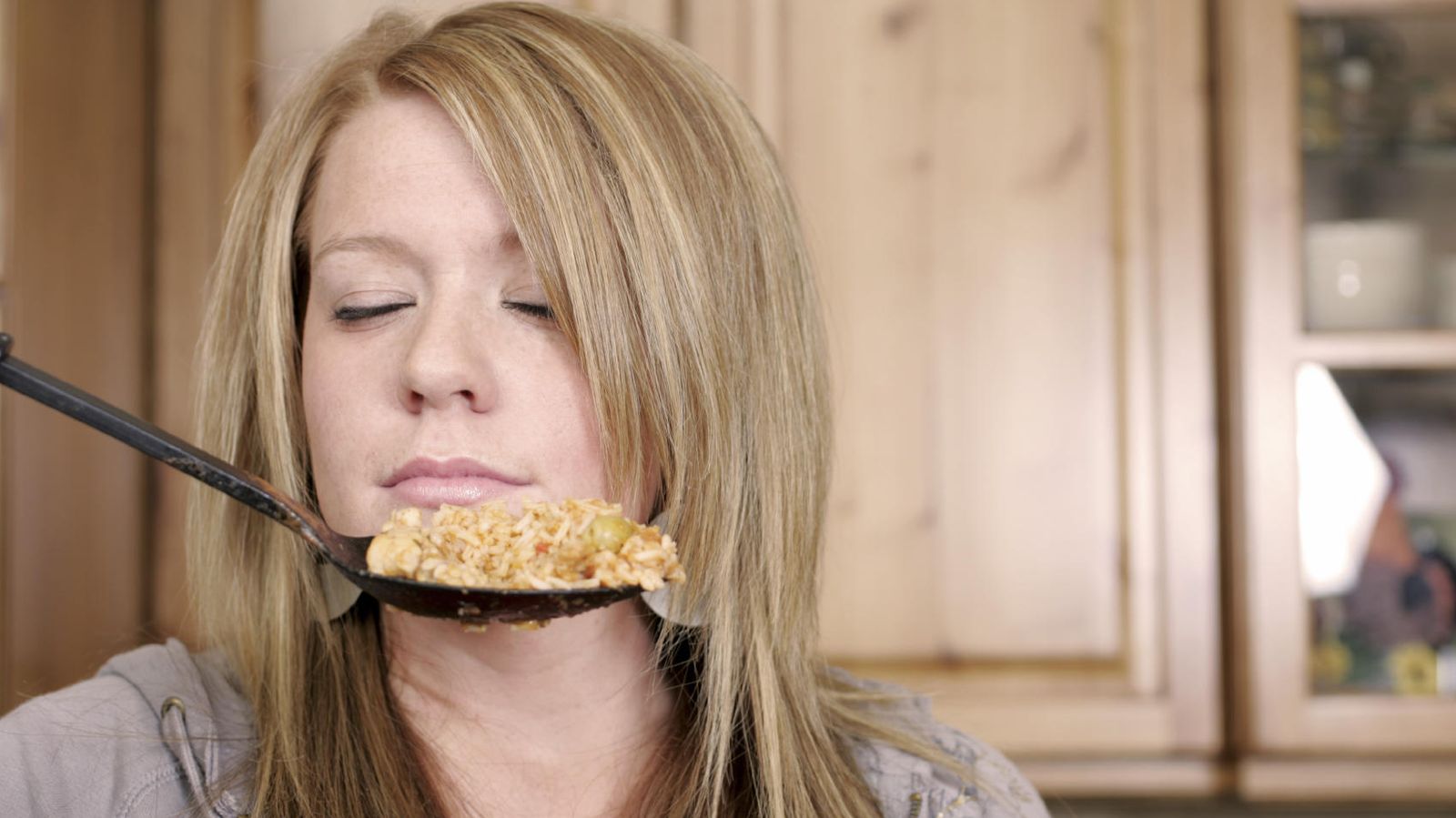 Foto: No tan cerca, pero los científicos aseguran que oler la comida antes de lanzarte a ella puede ayudarte a comer menos. (iStock) 