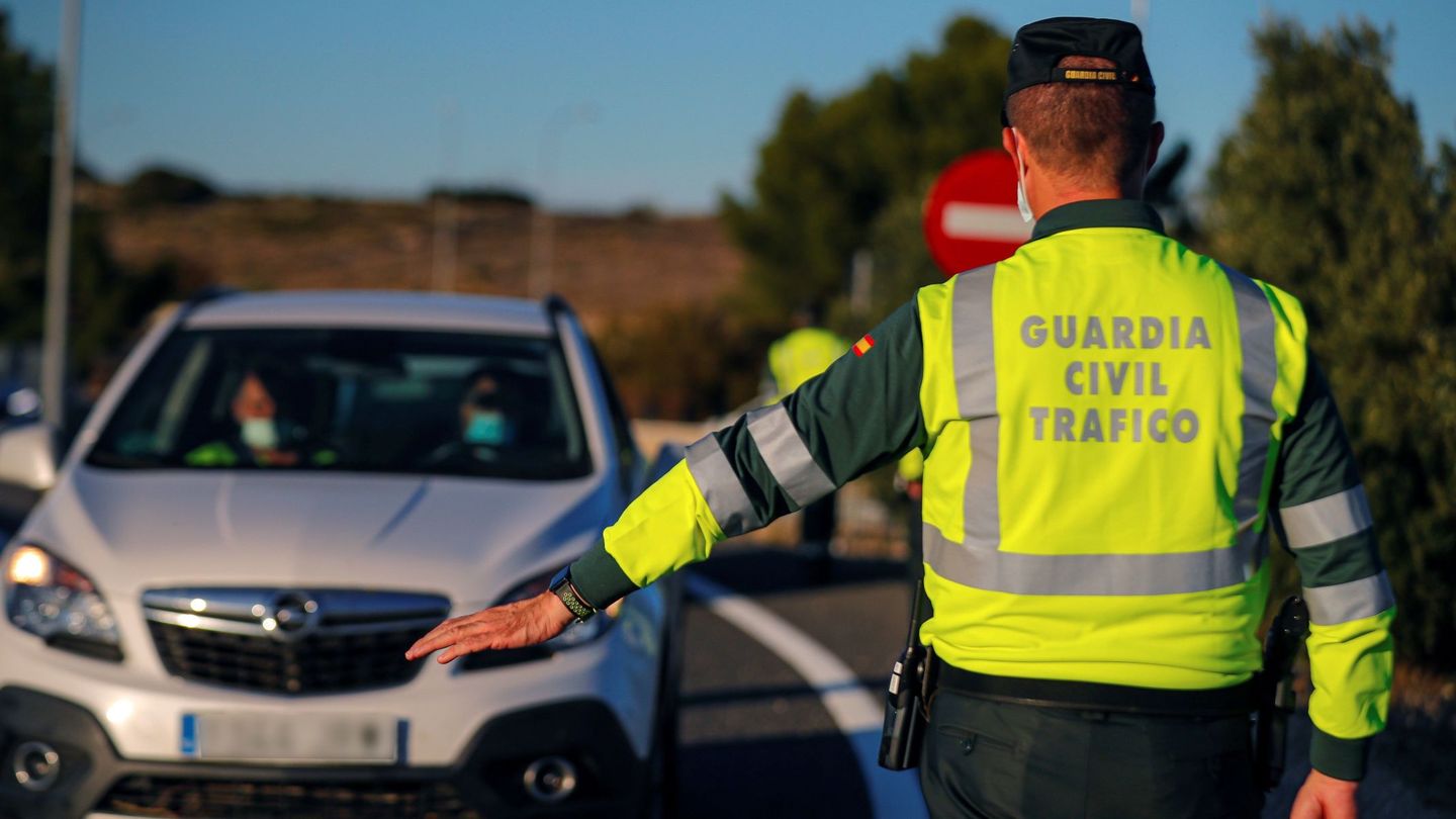 Agentes de la Guarda Civil realizan un control de tráfico en la A4 en la salida de Madrid.(EFE/Emilio Naranjo)