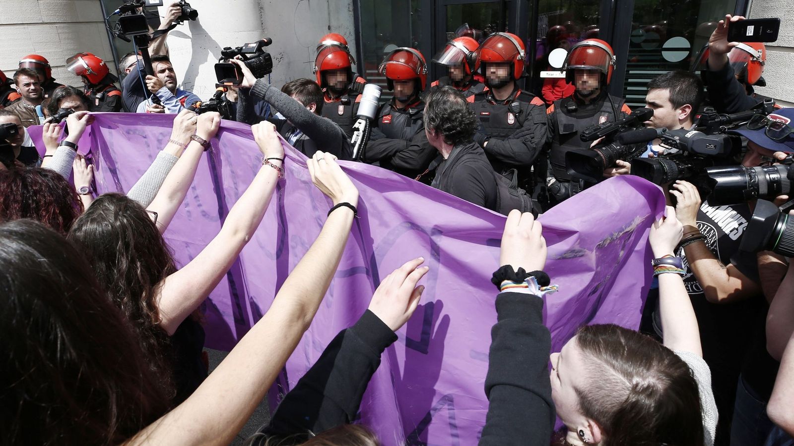 Foto: Movilizaciones contra la sentencia de La Manada en Pamplona. (EFE)