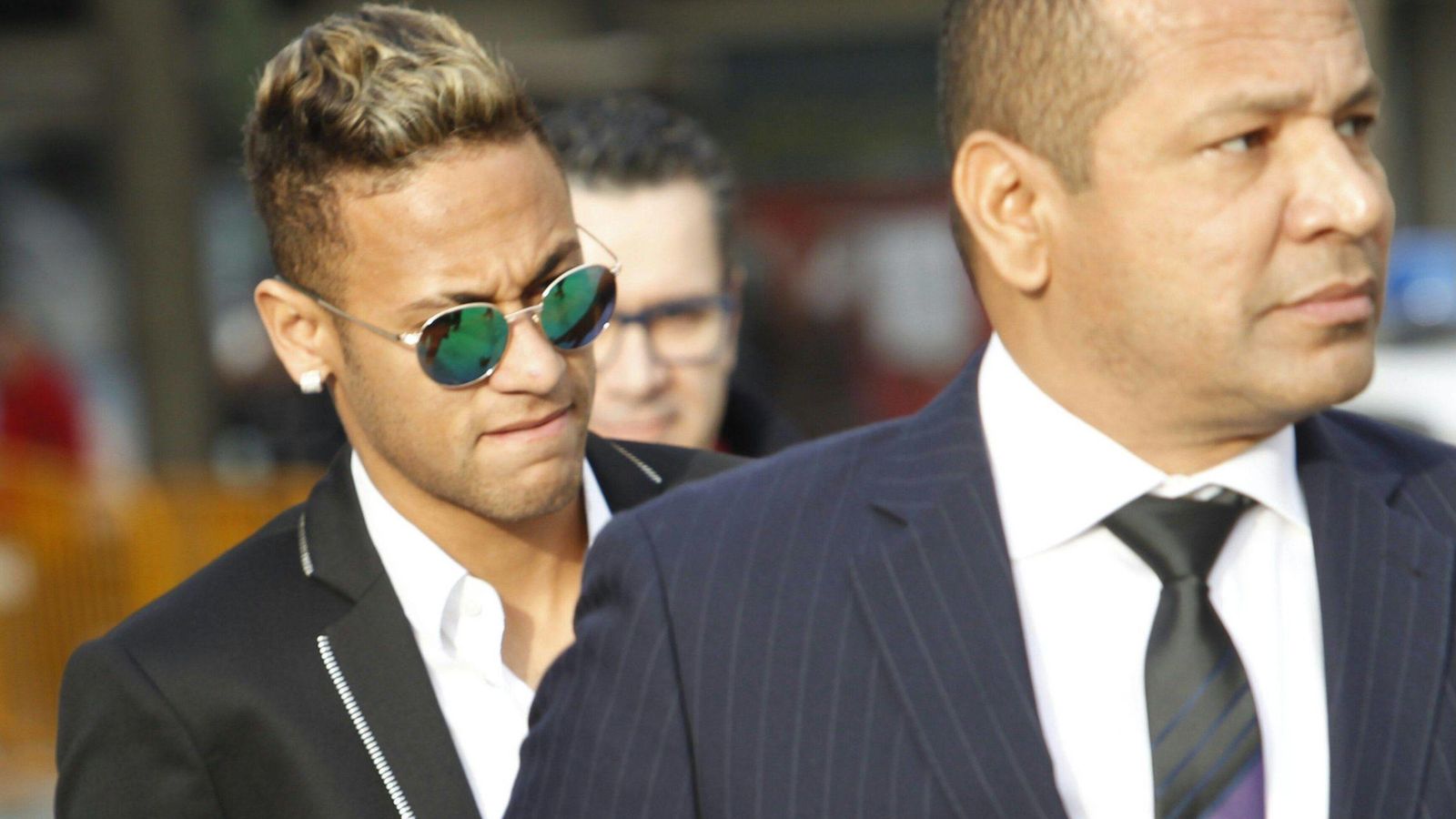 Foto: Neymar, junto a su padre a la llegada a su declaración (Cordon Press).