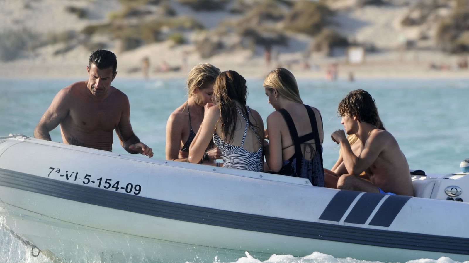 Foto: Luis Osorio con la familia Figo en Ibiza. (Lagencia Grosby)