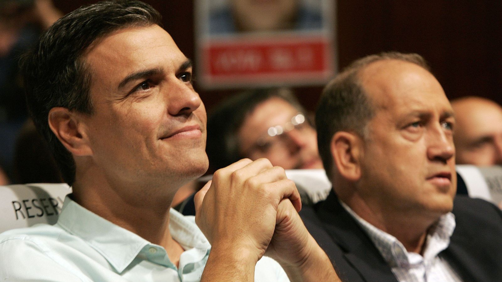 Foto: El secretario general del PSOE, Pedro Sánchez, junto al candidato socialista Xoaquín Leiceaga, en un mitin de la campaña. (EFE)