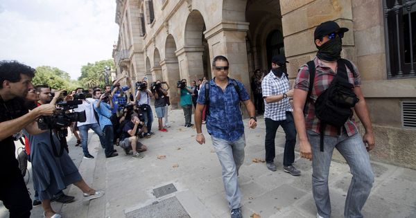 Foto: Agentes de la Guardia Civil, a su salida de la sede del Parlamento de Cataluña. (EFE)