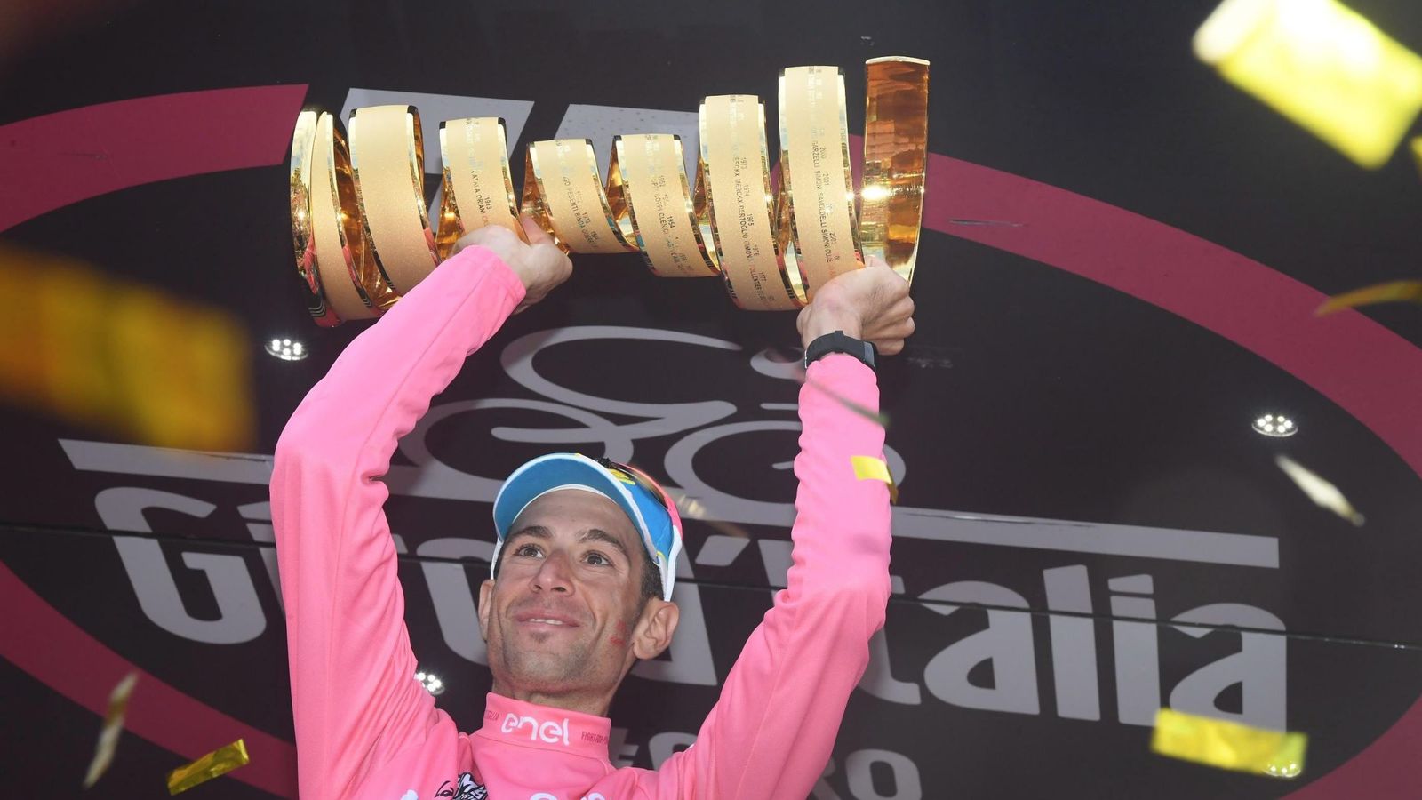 Foto: Nibali levanta el trofeo de ganador del Giro (Claudio Peri/EFE/EPA)