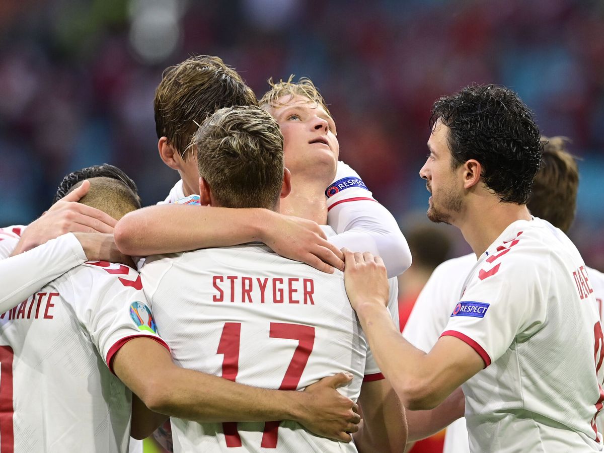 Foto: Dolberg y sus compañeros celebran el primer gol. (REUTERS)