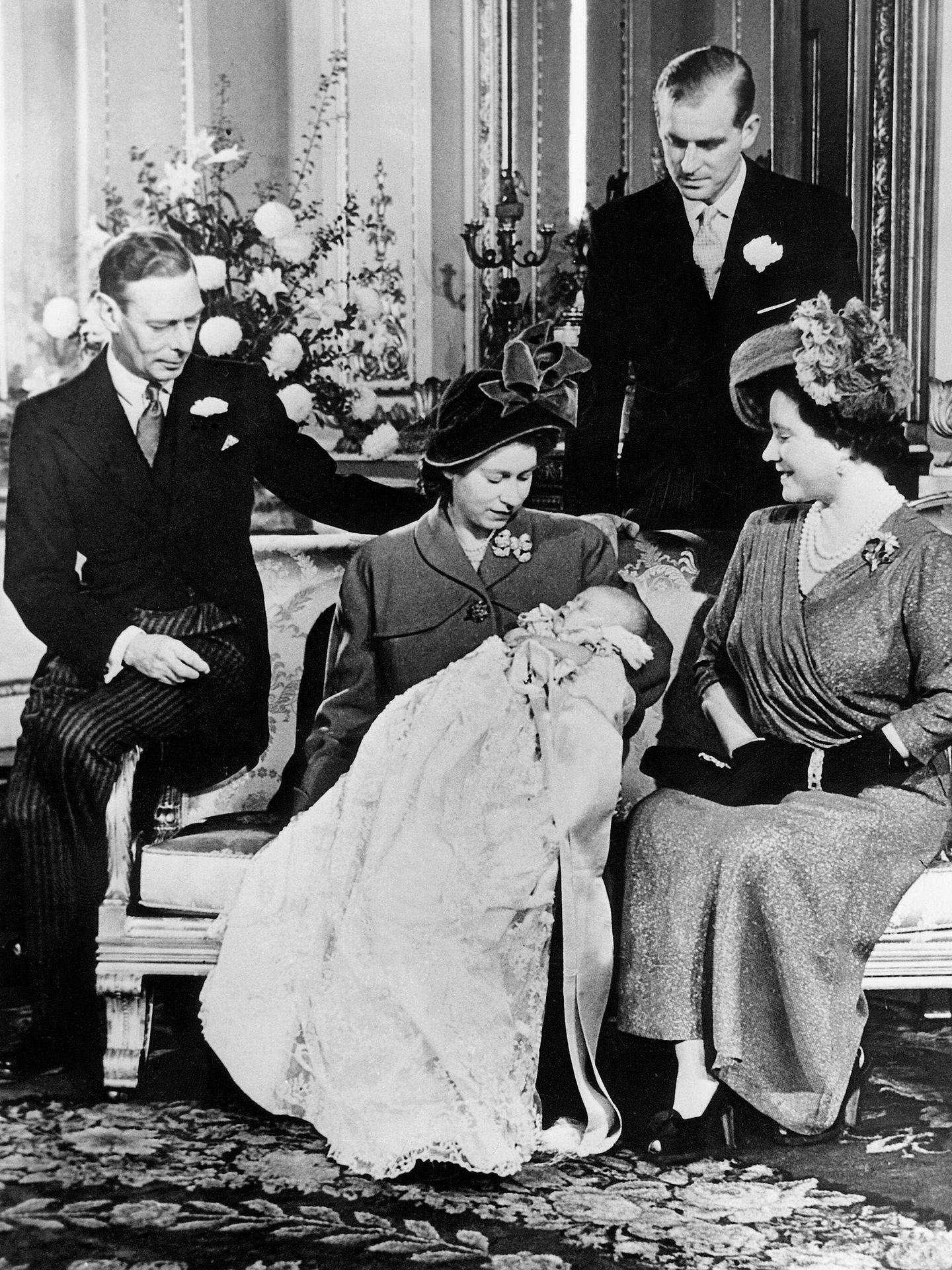 Isabel, entonces princesa, y Felipe presentan a su primer hijo, el príncipe Carlos. (Cordon Press)