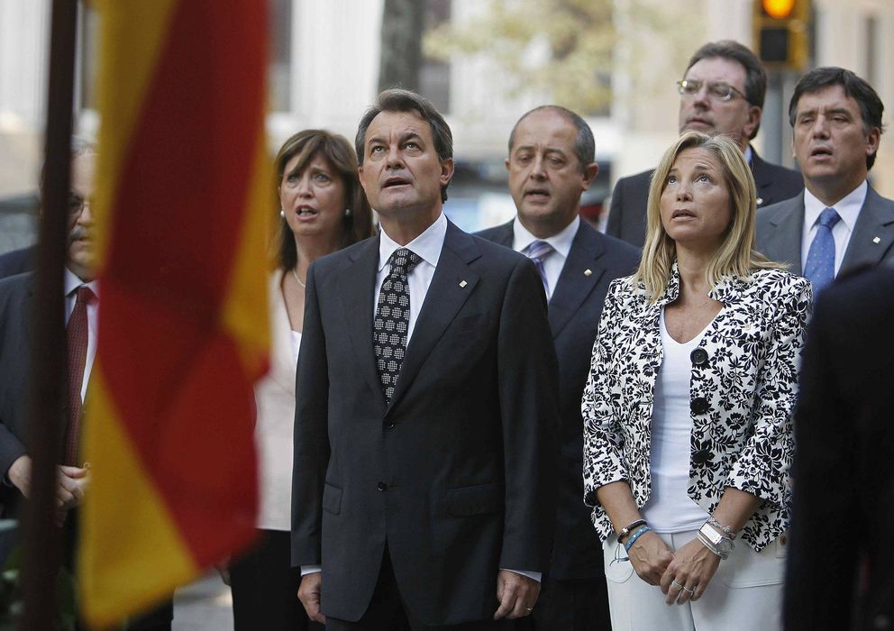 Foto: Artur Mas (c), Joana Ortega (2d) e Irene Rigau (i), entre otros miembros del Gobierno catalán (Efe)