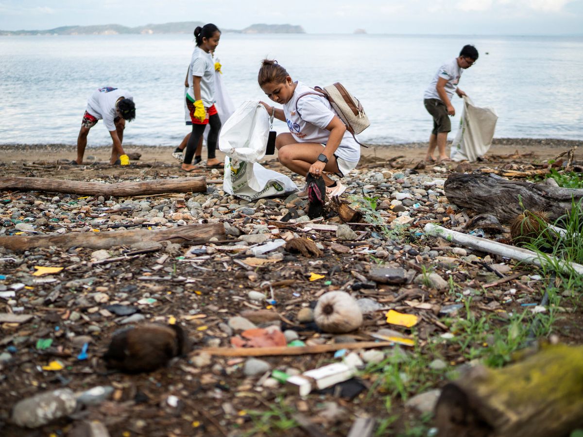 Foto: Varios voluntarios recogen el plástico desechado en las costas filipinas de la provincia de Batangas. (Reuters/Lisa Marie David)