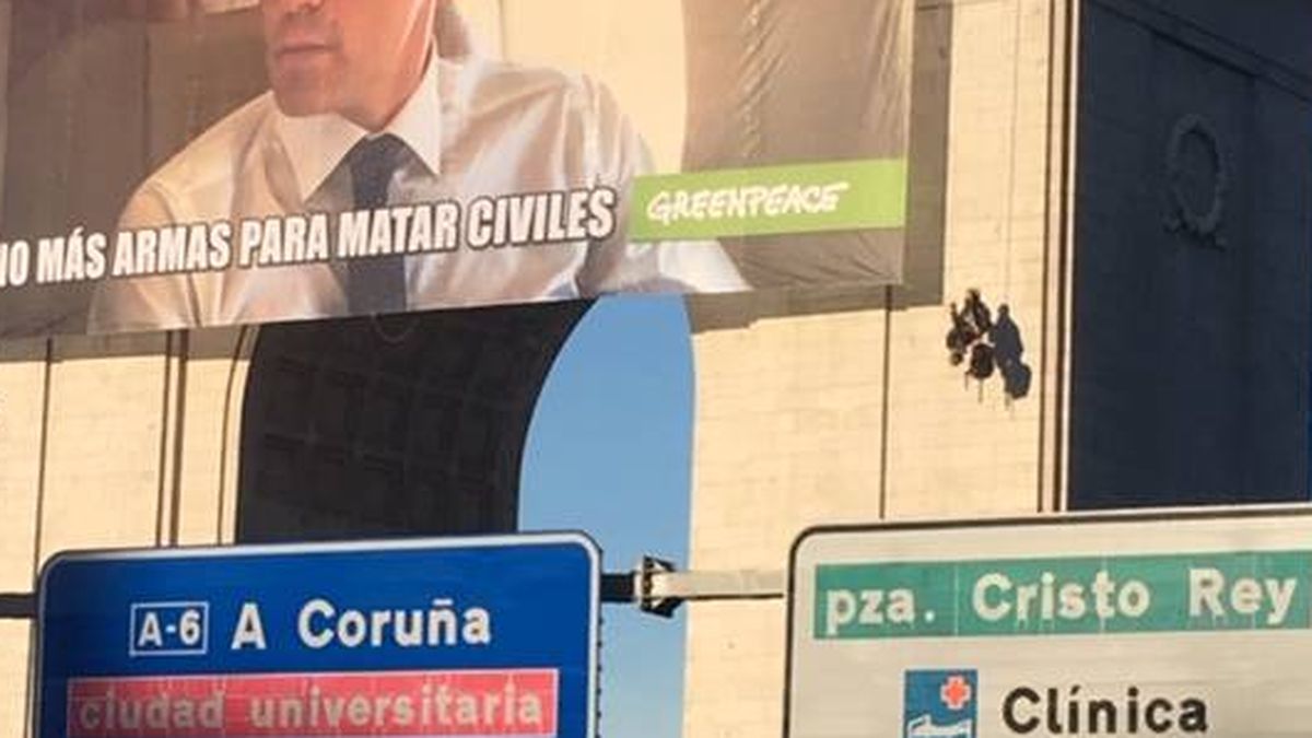 Greenpeace cuelga un cartel criticando la política de derechos humanos de Sánchez