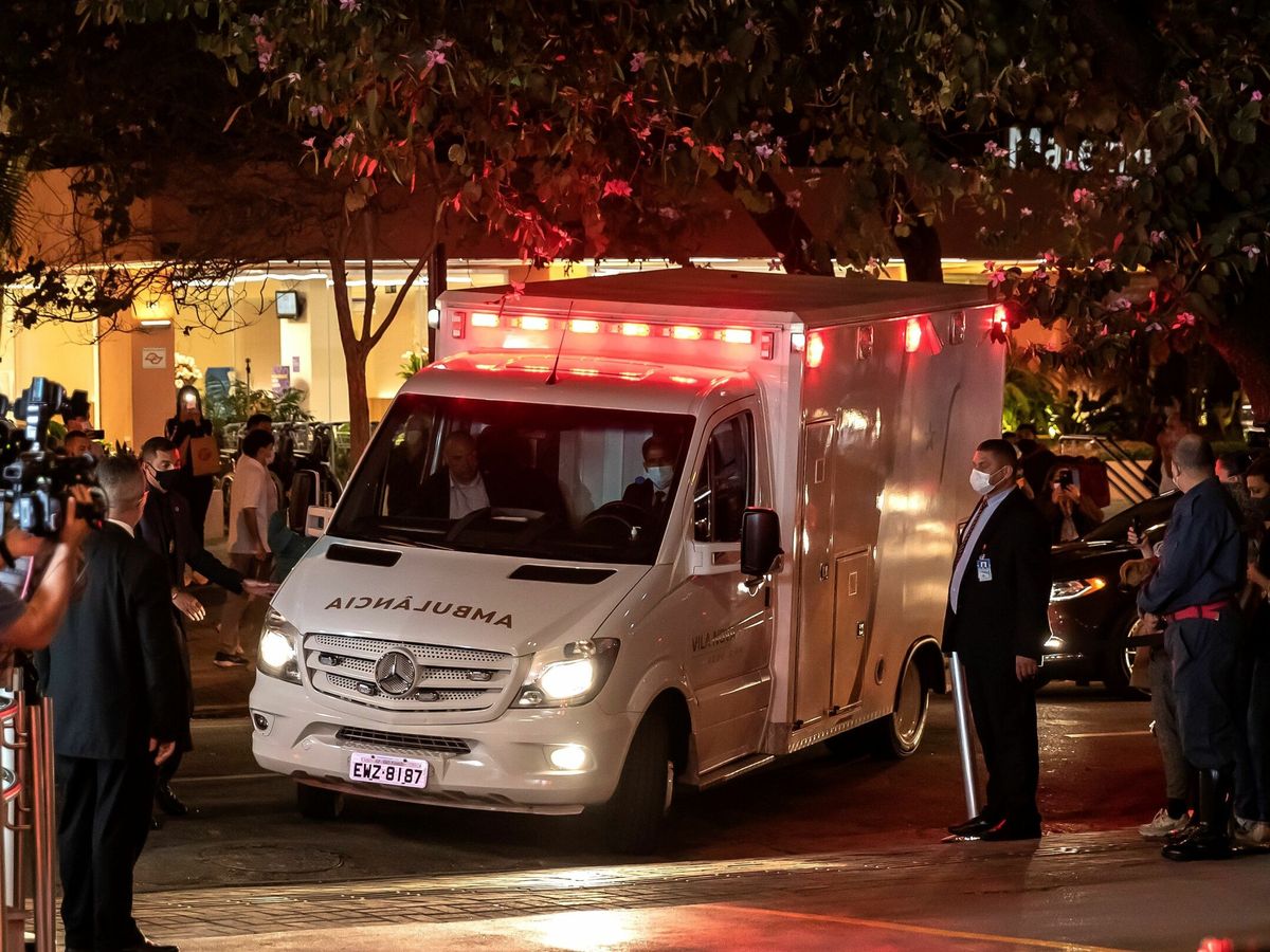 Foto: Una ambulancia traslada al presidente de Brasil, Jair Bolsonaro, en el Hospital Vila Nova Star, en Sao Paulo. (EFE)